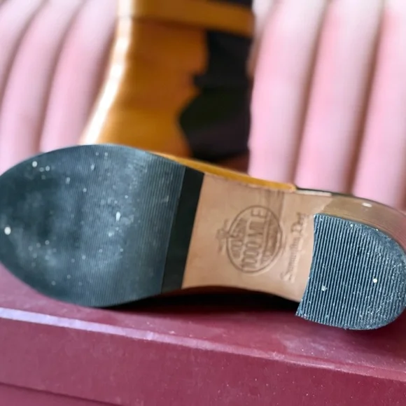 Stylish Tan and Black Ankle Boots - Picture 2 of 4